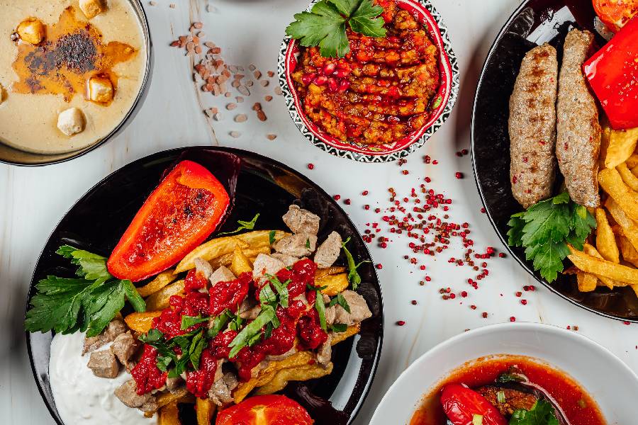 Kadar raznovrsne hrane servirane na stolu.